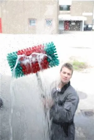 картинка Щётка для мойки фур и автобусов, с подачей воды, 28x15x9 см, мягкая, черная, VIKAN 