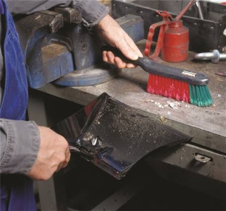 картинка Щетка ручная с короткой ручкой, 33x4x11 см, мягкая, черная, VIKAN автохимия для салона